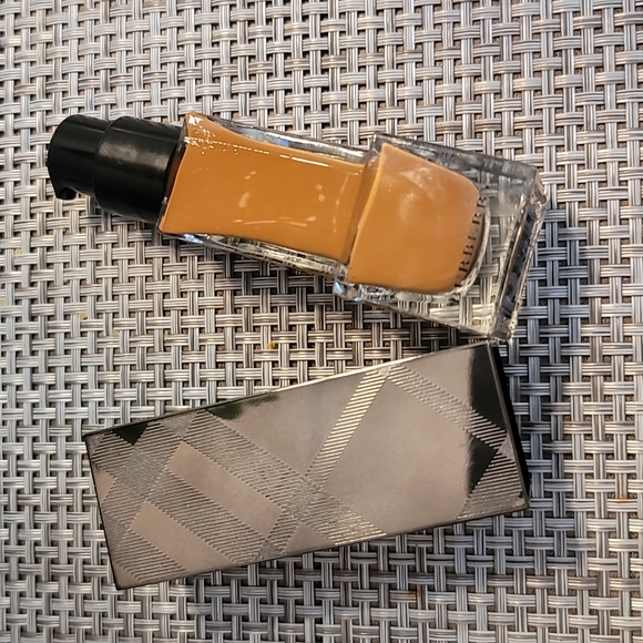 Burberry Fresh Glow Foundation no. 60 Chestnut 30ml - Picture 2 of 4